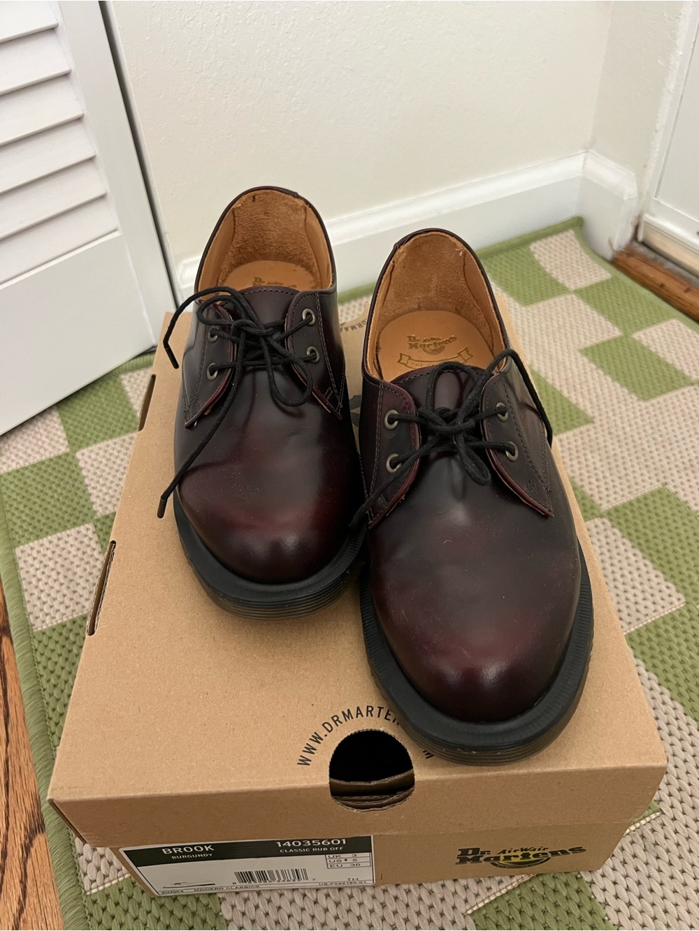 Dr. Martens Brook women size 5 (fits like 6-6.5) in Burgundy
